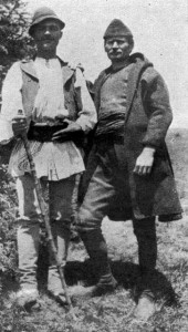 1927 - Doi români de viță veche pe muntele Larga: un Mocan sau Marginean din Poiana Sibiului si un baci aromân<br />Sursa: http://solomonarii.uv.ro/gallery-3.htm